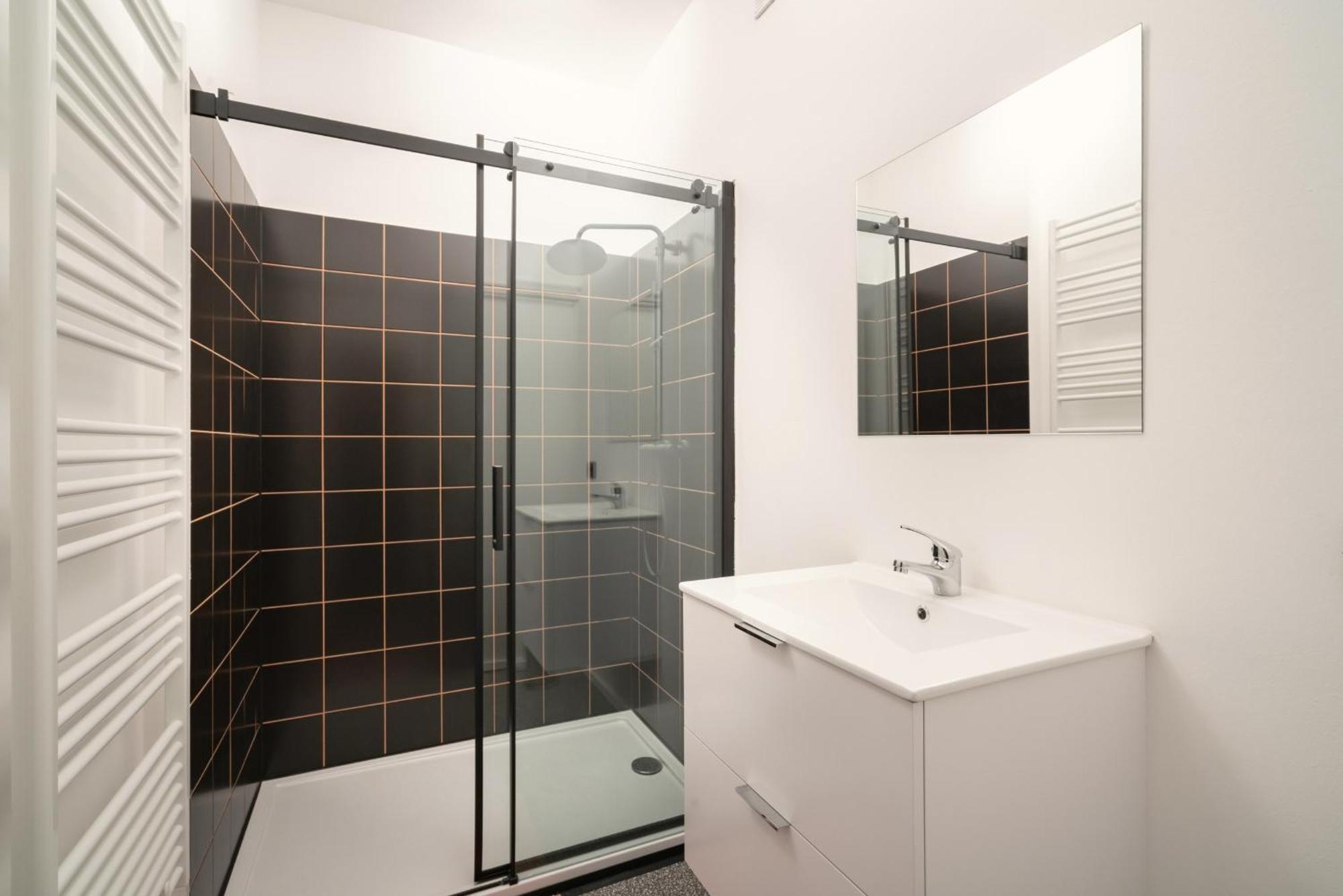 Charming And Spacious In The Heart Of Apartment *